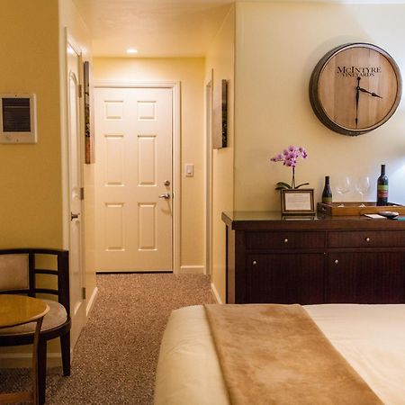The Vendange Carmel Inn & Suites Exterior foto