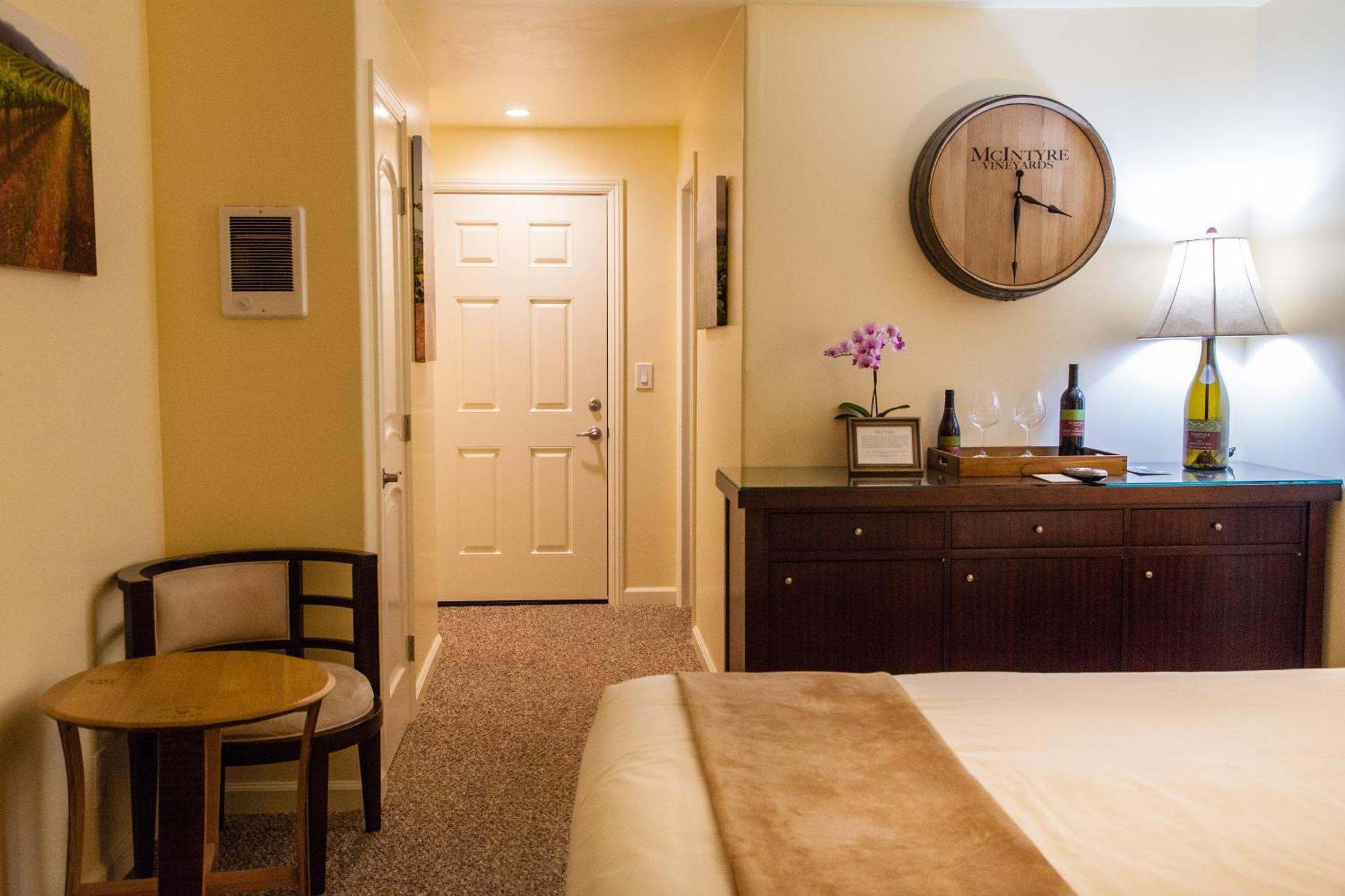 The Vendange Carmel Inn & Suites Exterior foto