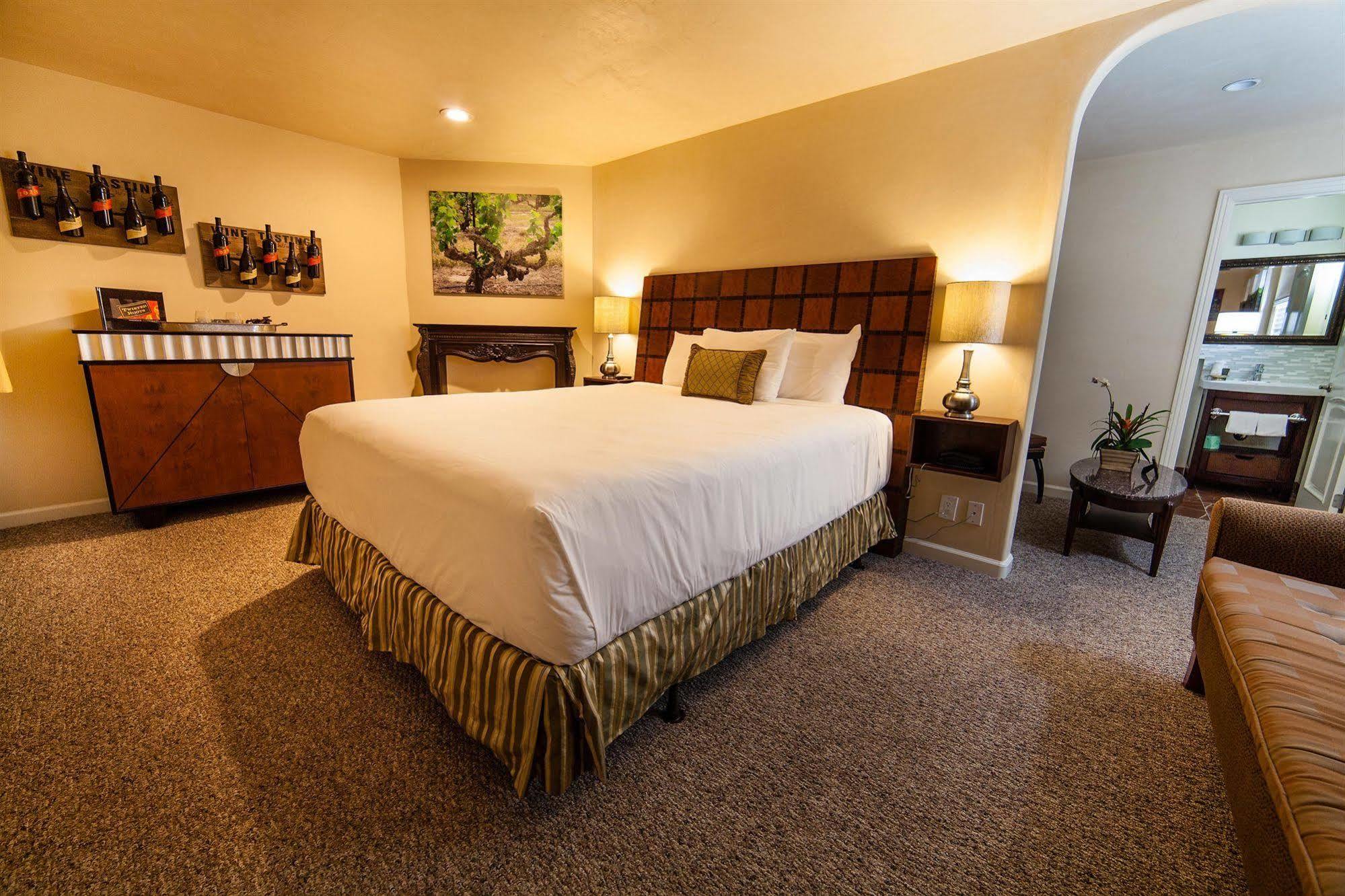 The Vendange Carmel Inn & Suites Exterior foto